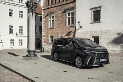 Lexus LM 2 500h Hybrid Direct4 6 Seat (2023)