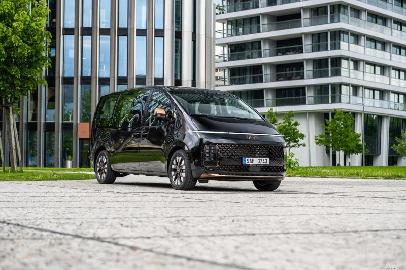 Hyundai Staria image