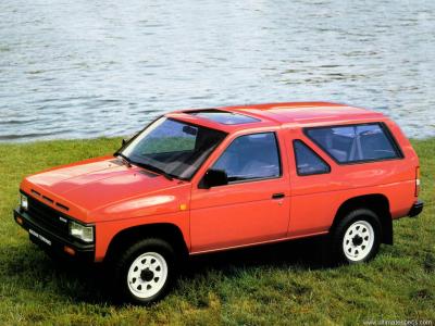 Nissan Terrano II de primera generación en una zona de cañas, barro y agua  - Revista 4x4