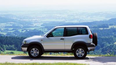 Nissan Terrano II de primera generación en una zona de cañas, barro y agua  - Revista 4x4