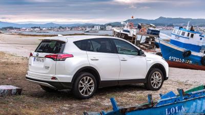 Toyota RAV4 Hybrid: Entdecken Sie die Tankkapazität und MPG!