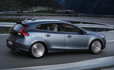 Volvo V40 II D2 Kinetic Auto Specs Performance Comparisons